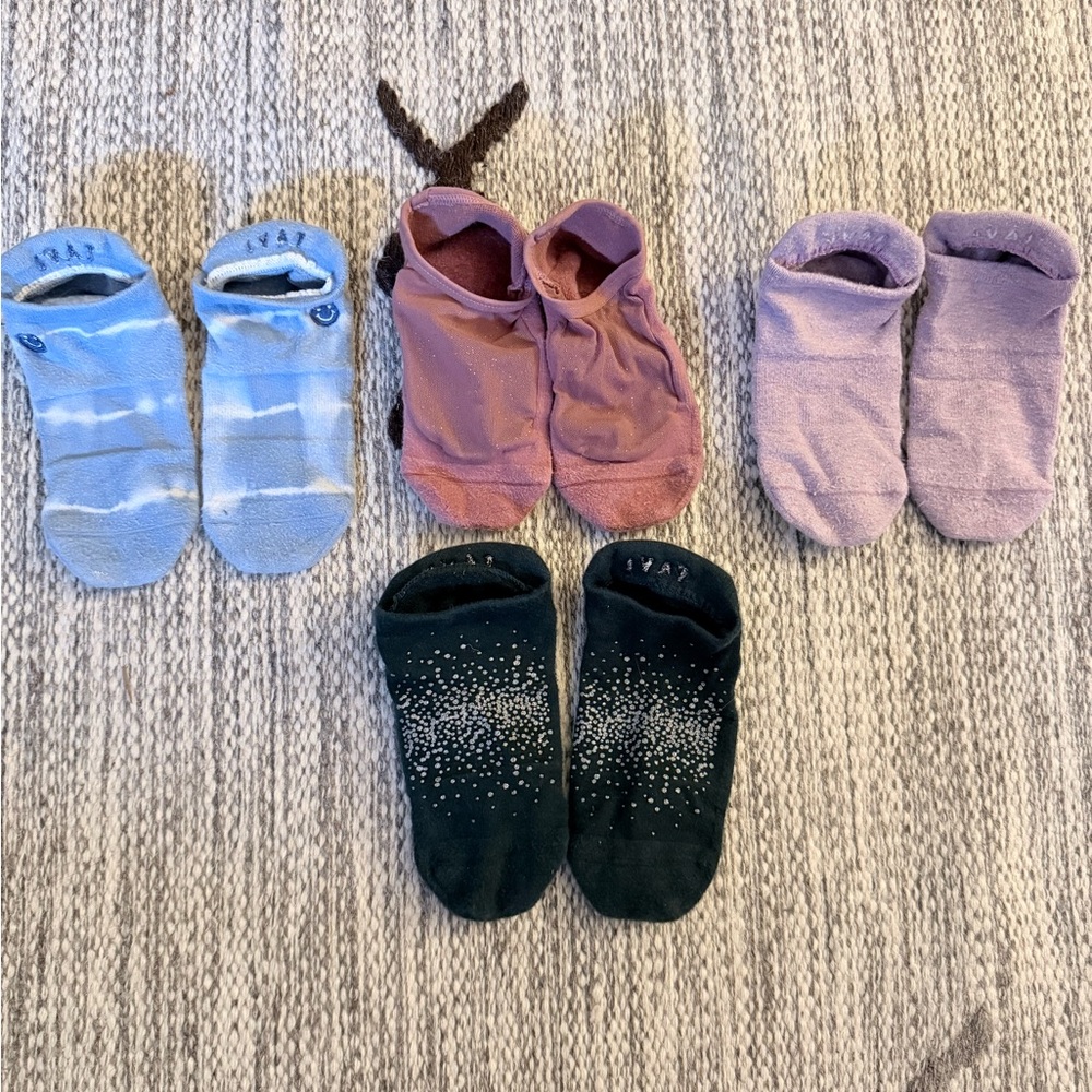 4 pairs of TAVI pilates  grip socks